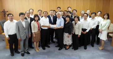 平成25年5月28日(火) がん対策・防災減災・高齢者施設の署名簿を井戸知事に手渡した