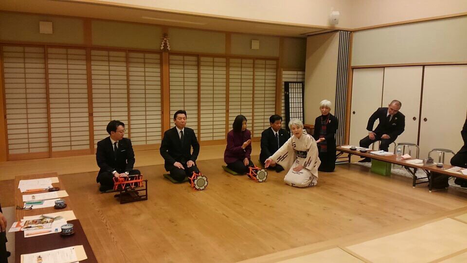 平成29年1月20日(金) 総務常任委員会で兵庫県伝統文化研修館を訪れ、和楽器を体験
